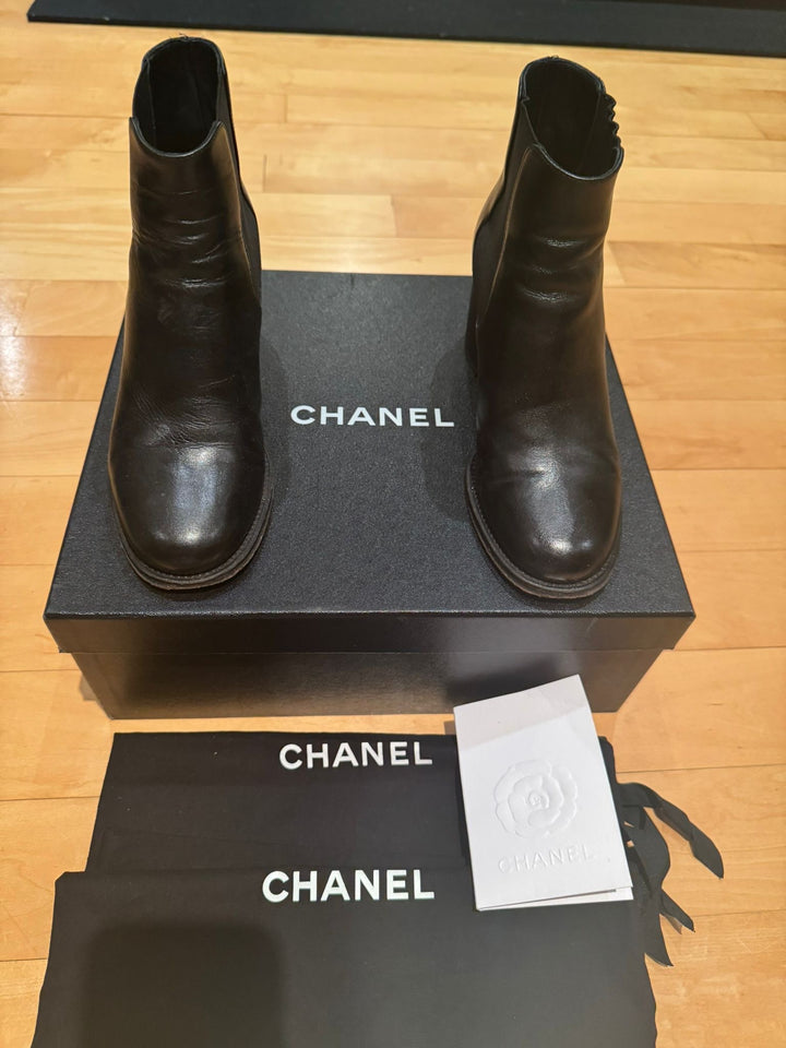 Chanel Ankle Boots in Black Leather size EU 37