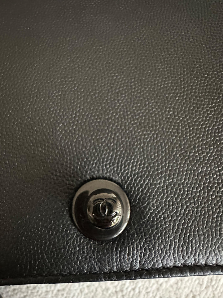 CHANEL 18C Black Caviar SO BLACK Hardware Le Boy Flap Bag size Old Medium 25 cms 2017/2018 series 25