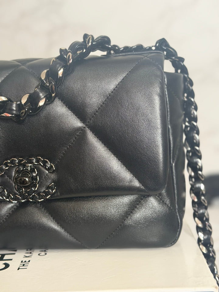 CHANEL 22P So Black 19 Black Lambskin Flap Bag size Small 2022