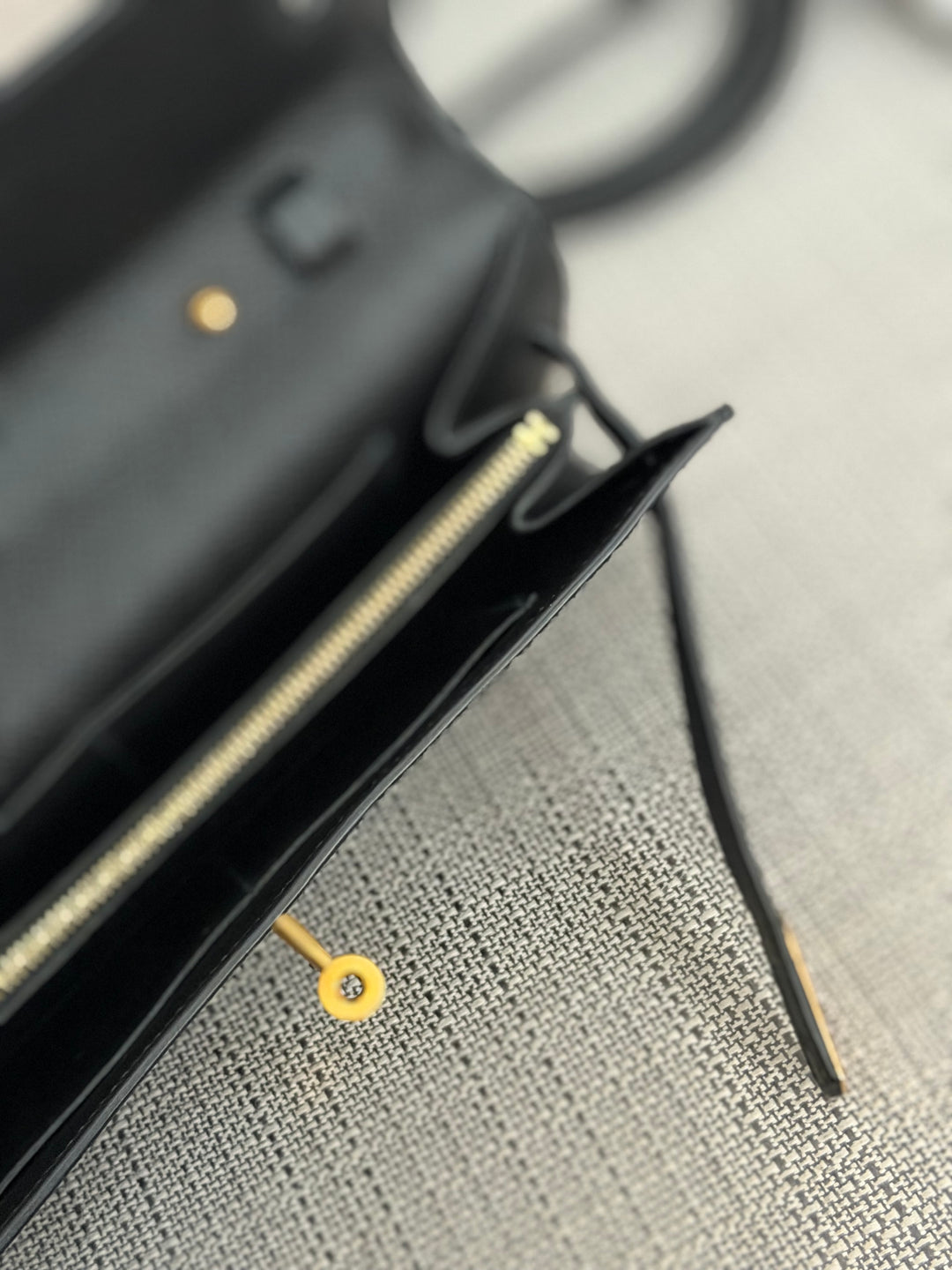 HERMES Noir Black Epsom Leather GHW Kelly To Go Stamp Z 2021