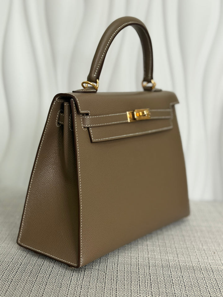 HERMÈS Kelly 25 Etoupe Epsom Leather Sellier GHW Stamp Z 2021 Pristine