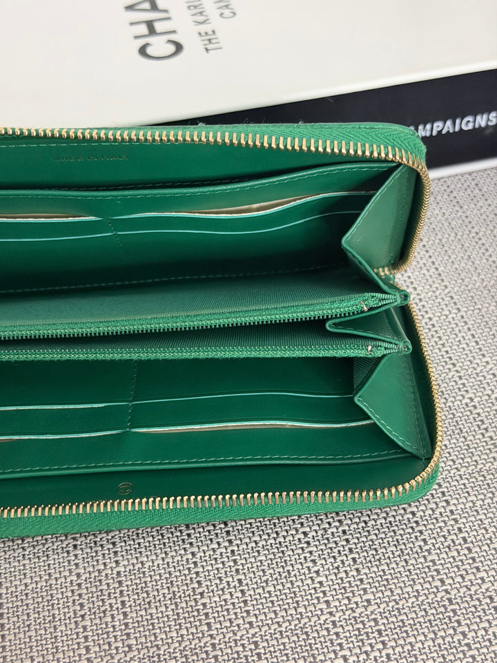 CHANEL series 25 18S collection Emerald Green Caviar LGHW Full size Zipped Wallet