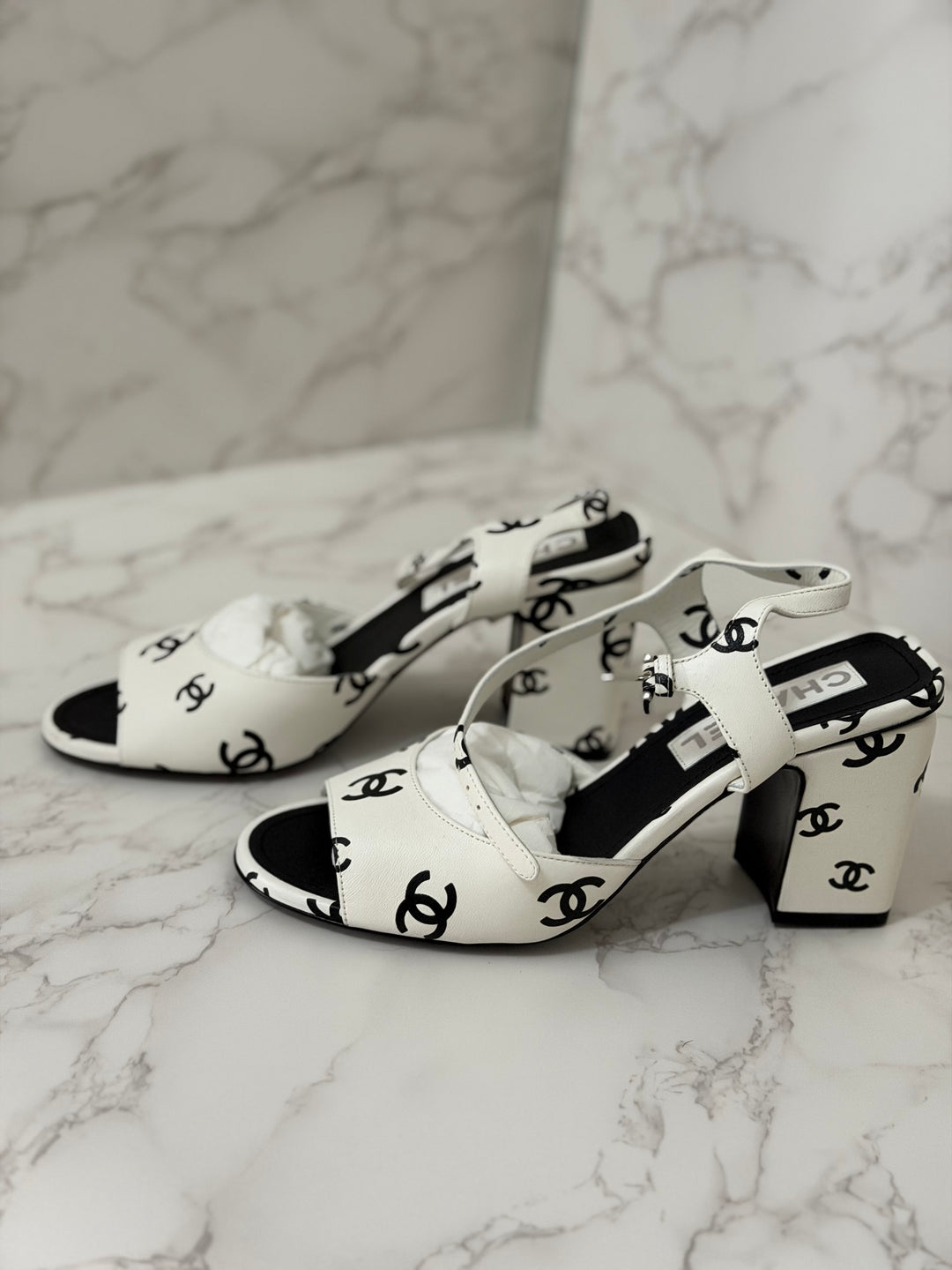 CHANEL 22S collection White and Black CC Runway Shoes size EU 38.5