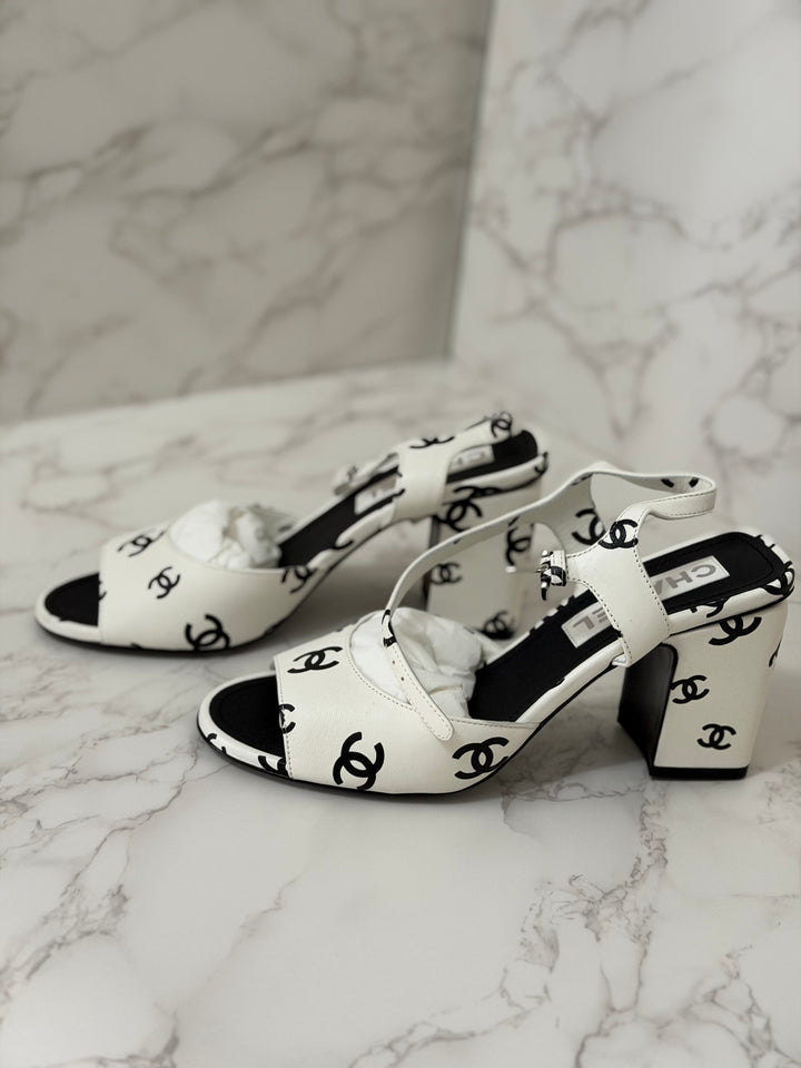 CHANEL 22S collection White and Black CC Runway Shoes size EU 38.5