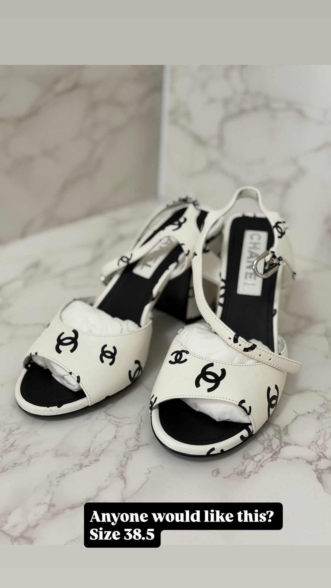CHANEL 22S collection White and Black CC Runway Shoes size EU 38.5