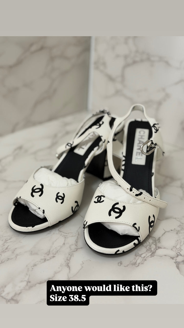 CHANEL 22S collection White and Black CC Runway Shoes size EU 38.5