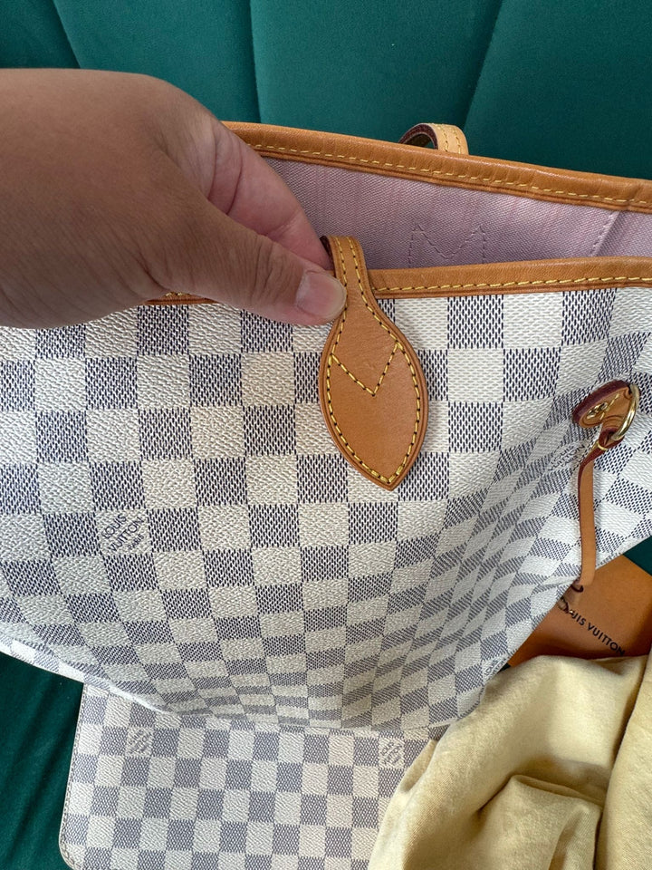 LOUIS VUITTON Neverfull MM Tote Bag in Damier Azur with Rose Ballerine lining