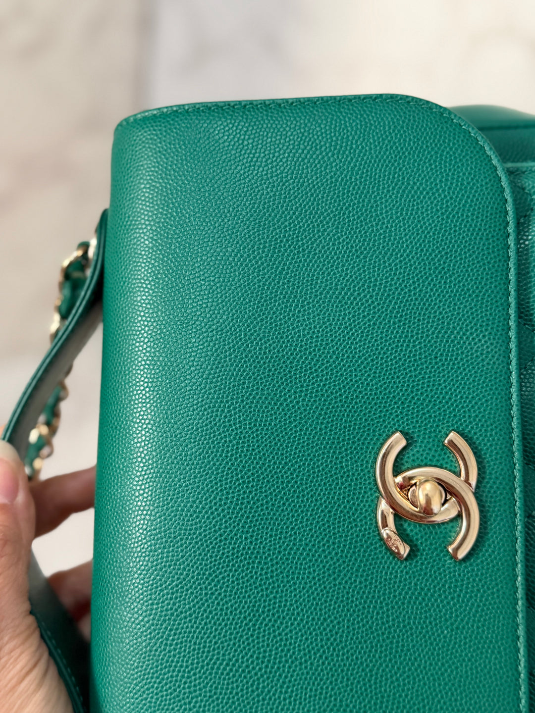 CHANEL series 23 Green Caviar LGHW Medium Business Affinity Flap Bag