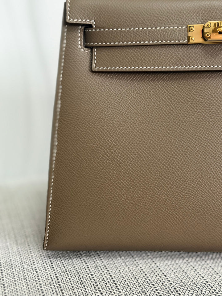 HERMÈS Kelly 25 Etoupe Epsom Leather Sellier GHW Stamp Z 2021 Pristine