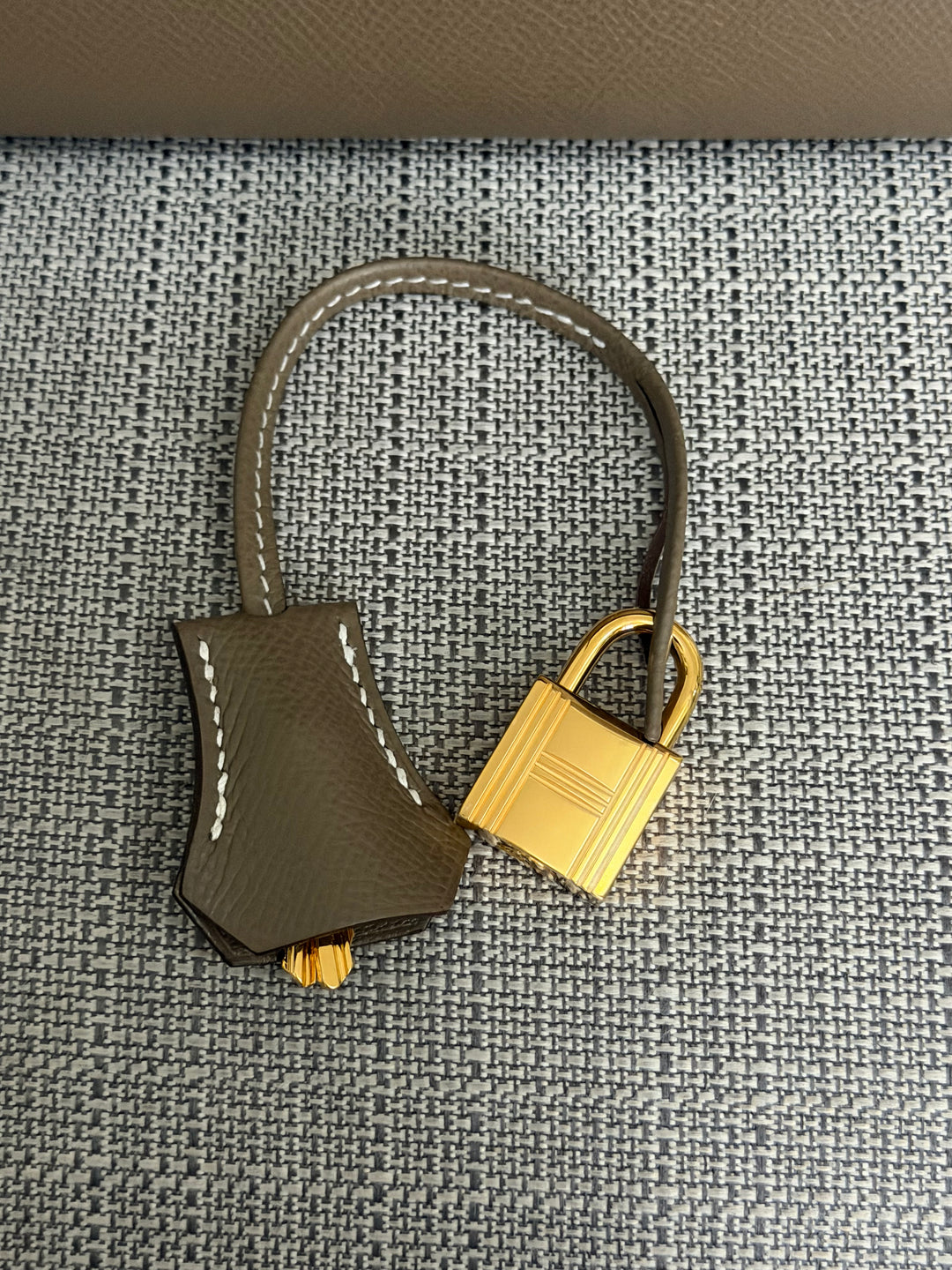 HERMÈS Kelly 25 Etoupe Epsom Leather Sellier GHW Stamp Z 2021 Pristine