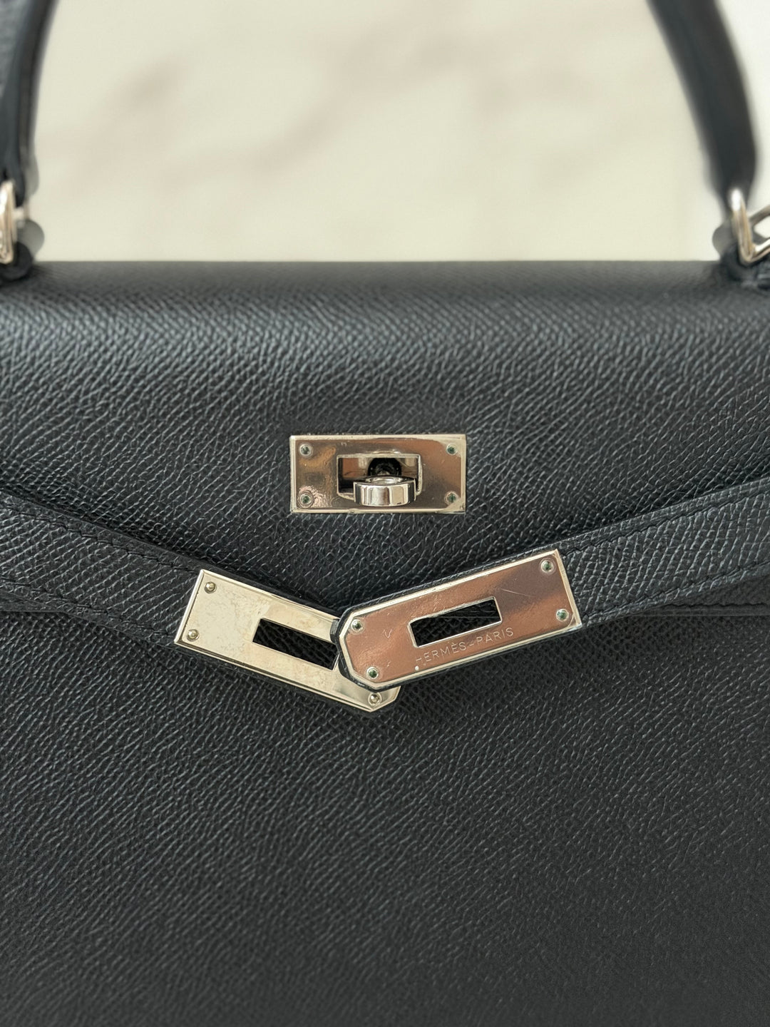 HERMES Black Noir Sellier Epsom Leather PHW Kelly 28 Stamp R 2014