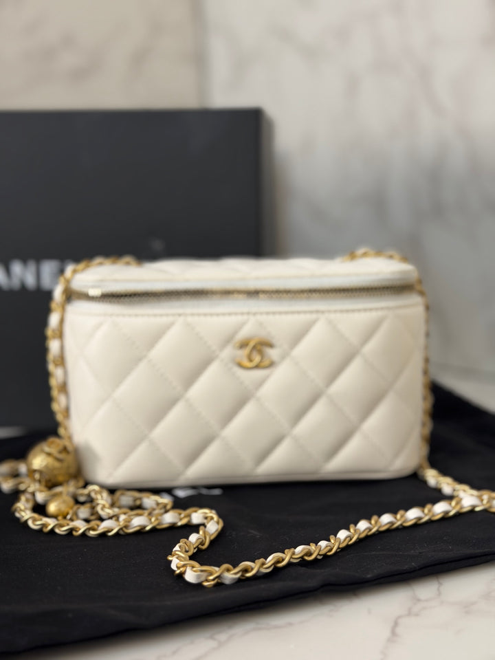 CHANEL series 31 White Lambskin aged GHW Small Vanity Pearl Crush Adjustable Chain 2020/2021