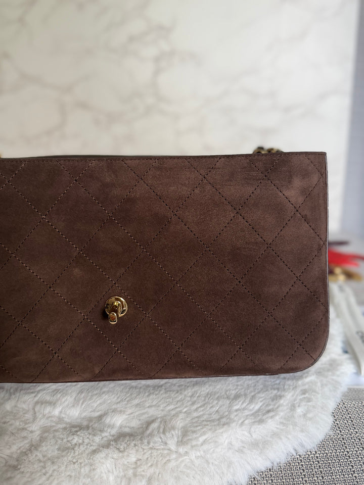 CHANEL 26A Métiers d’art Dark Brown Chocolate Suede Leather LGHW Maxi 32 cms Flap Bag Matthieu Blazy 2026