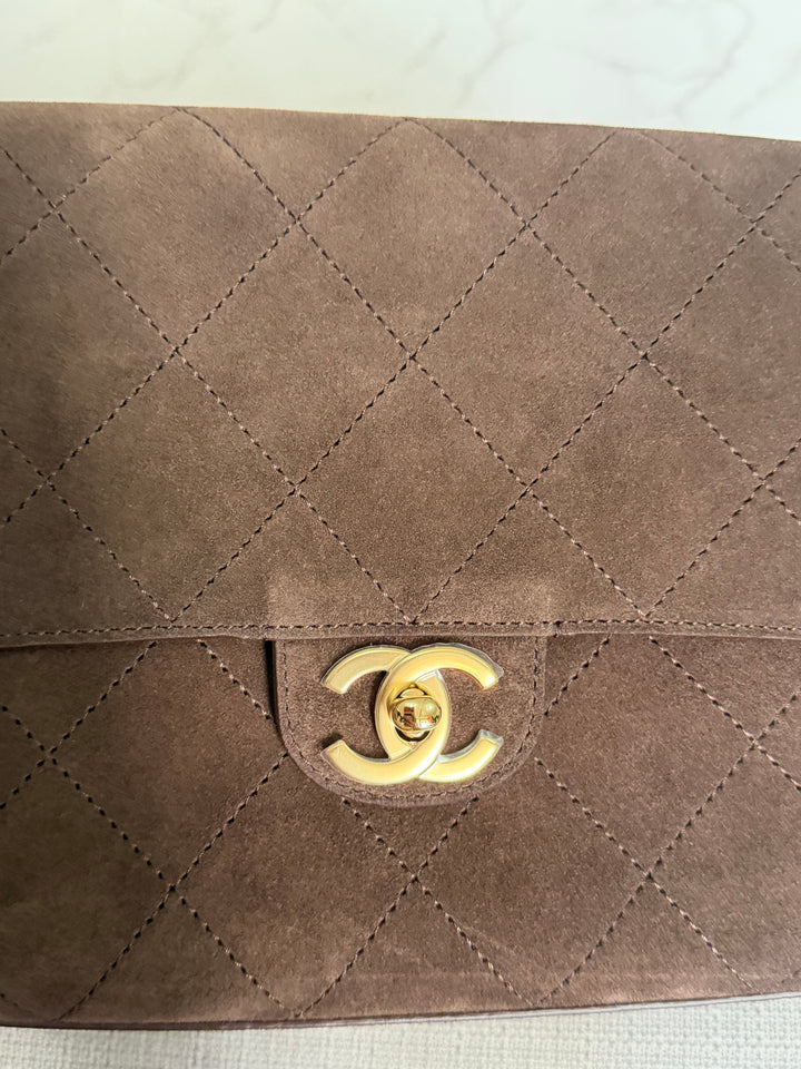 CHANEL 26A Métiers d’art Dark Brown Chocolate Suede Leather LGHW Maxi 32 cms Flap Bag Matthieu Blazy 2026