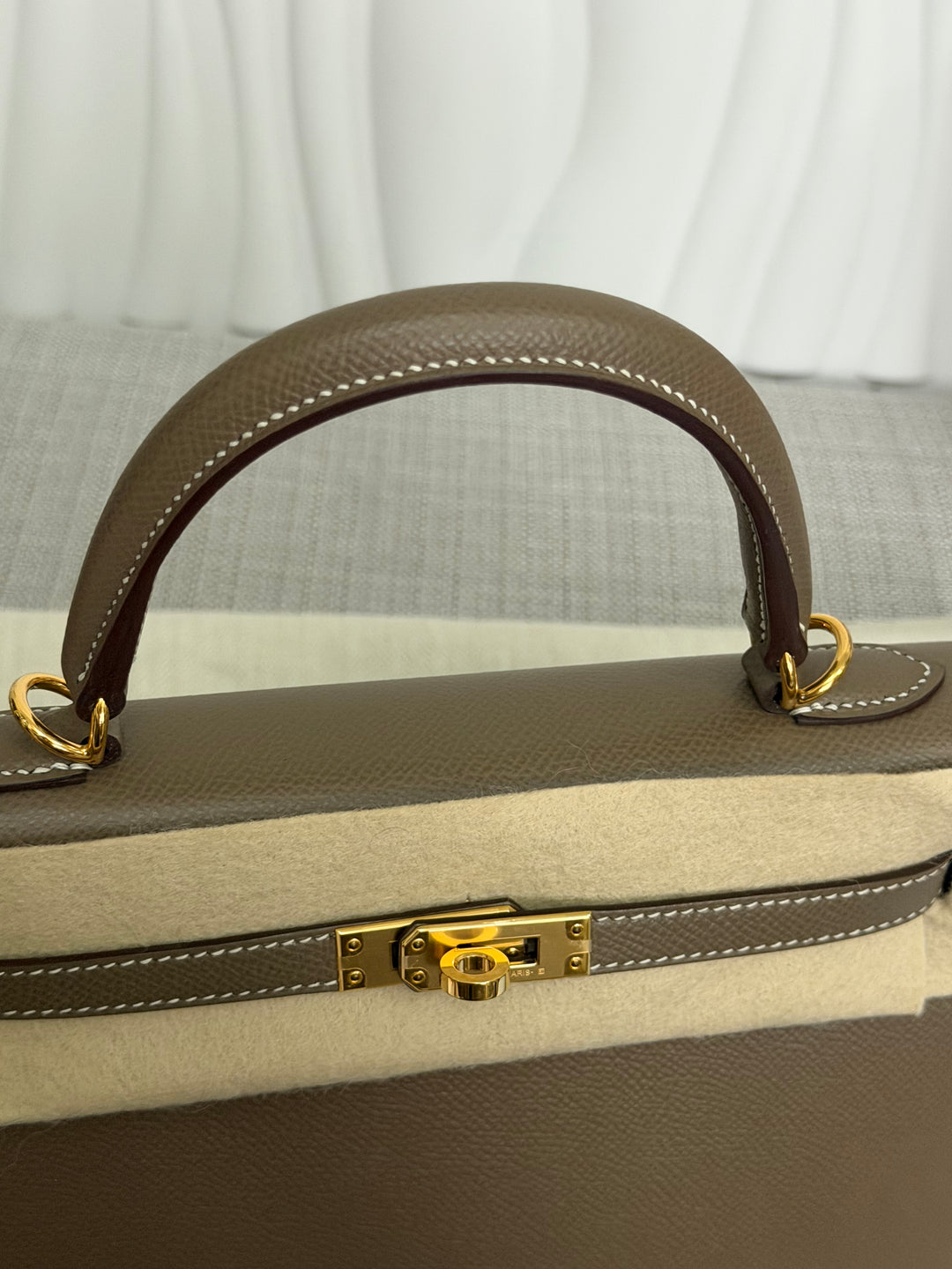 HERMÈS Kelly 25 Etoupe Epsom Leather Sellier GHW Stamp Z 2021 Pristine
