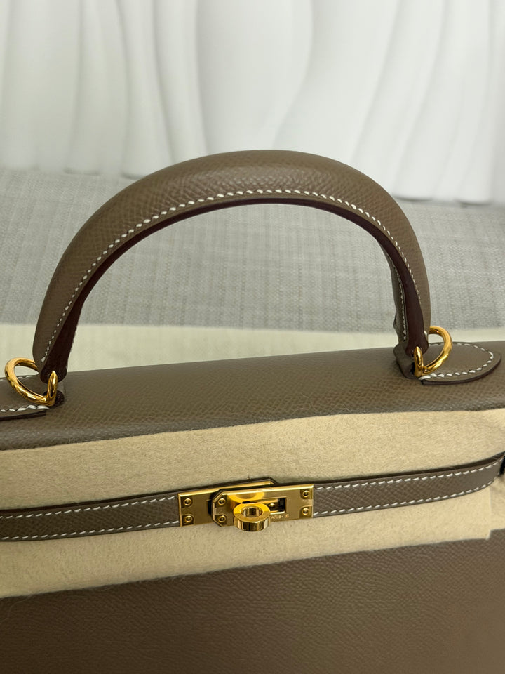 HERMÈS Kelly 25 Etoupe Epsom Leather Sellier GHW Stamp Z 2021 Pristine