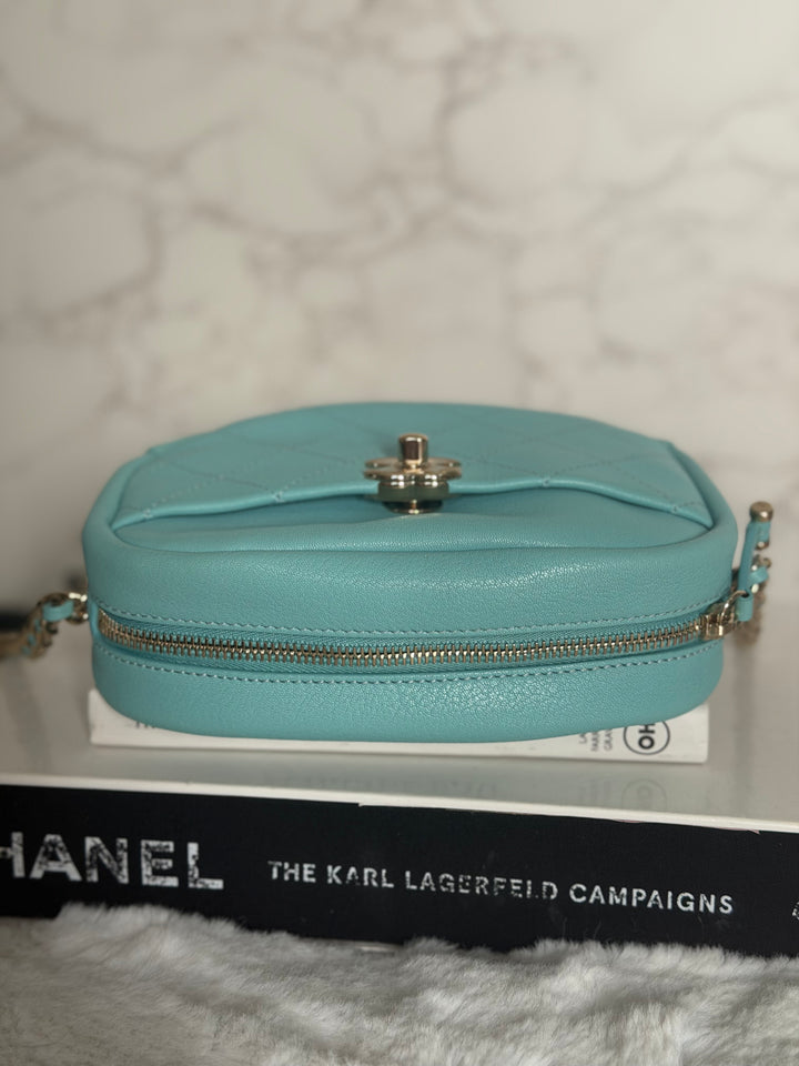 CHANEL series 26 Tiffany Blue calfskin LGHW Day Trip Camera case bag 7.5 inches 2019