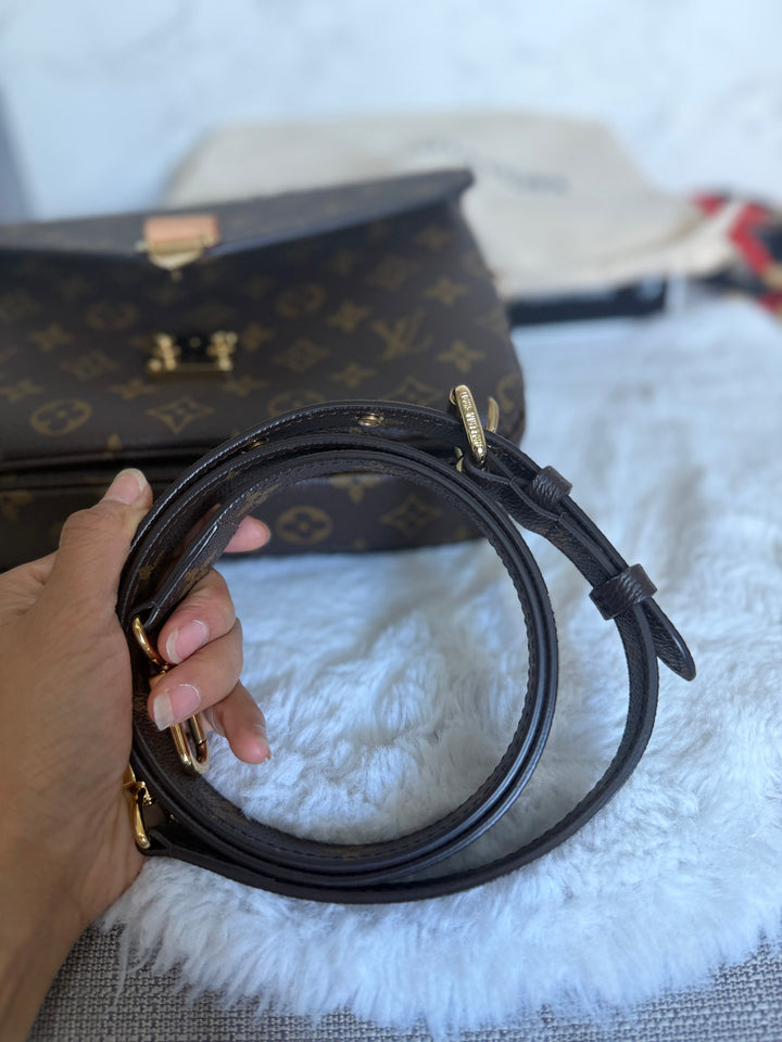 LOUIS VUITTON LV Pochette Metis Monogram Bag 2024