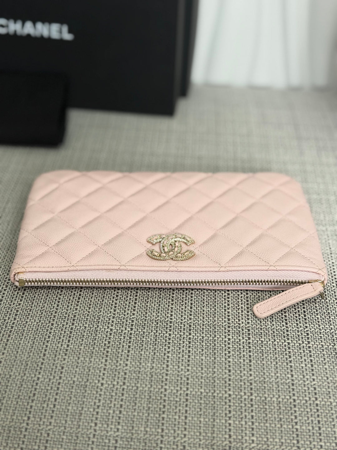 CHANEL series 32 Pink Caviar Crystal CC LGHW Small O Case Pouch