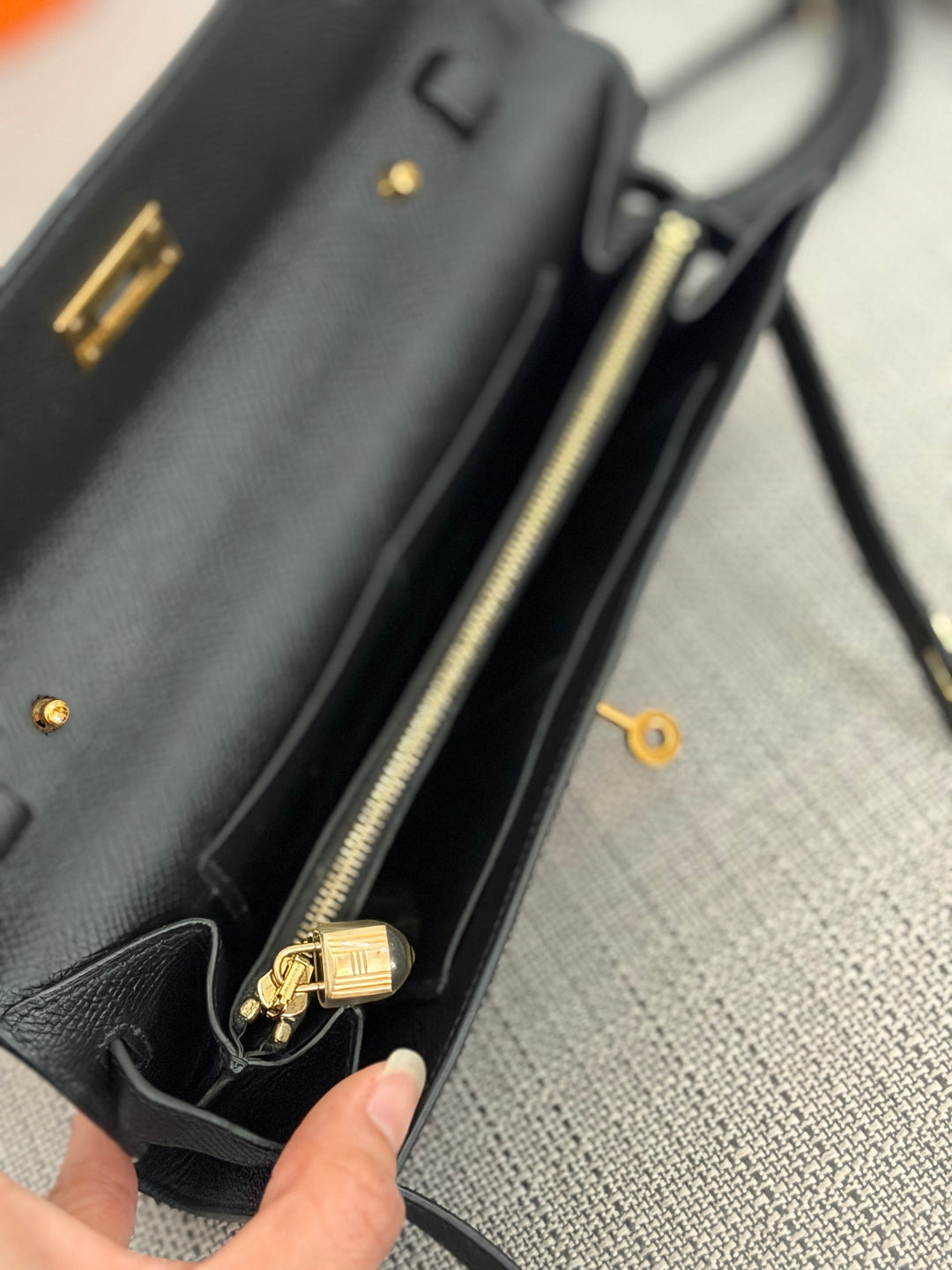 HERMES Noir Black Epsom Leather GHW Kelly To Go Stamp Z 2021