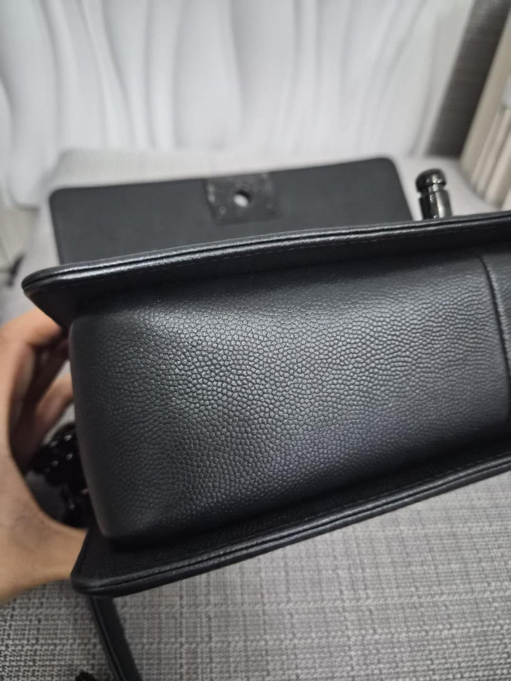 CHANEL Series 25 Black Caviar So Black Hardware Old Medium Le Boy Bag 2017/2018