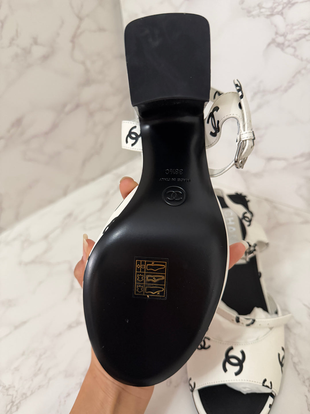 CHANEL 22S collection White and Black CC Runway Shoes size EU 38.5