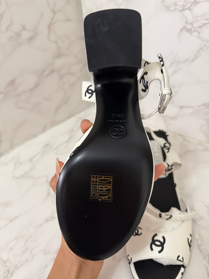 CHANEL 22S collection White and Black CC Runway Shoes size EU 38.5