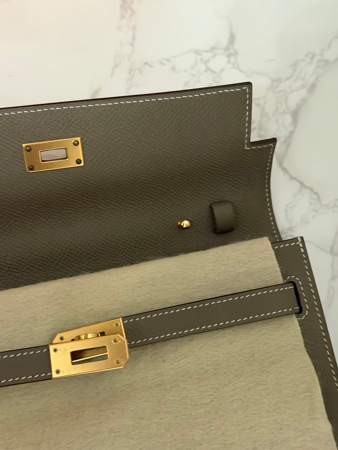 HERMES Kelly To Go Etoupe Epsom Leather GHW stamp B 2023