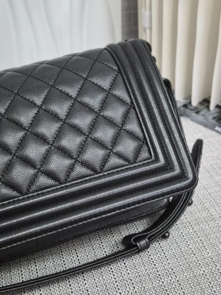 CHANEL Series 25 Black Caviar So Black Hardware Old Medium Le Boy Bag 2017/2018