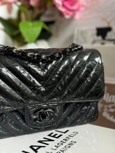 Load image into Gallery viewer, Chanel series 25 (2018) Black Glazed Crumpled Calf Skin So Black Hardware Chevron Mini Rectangular Flap Bag
