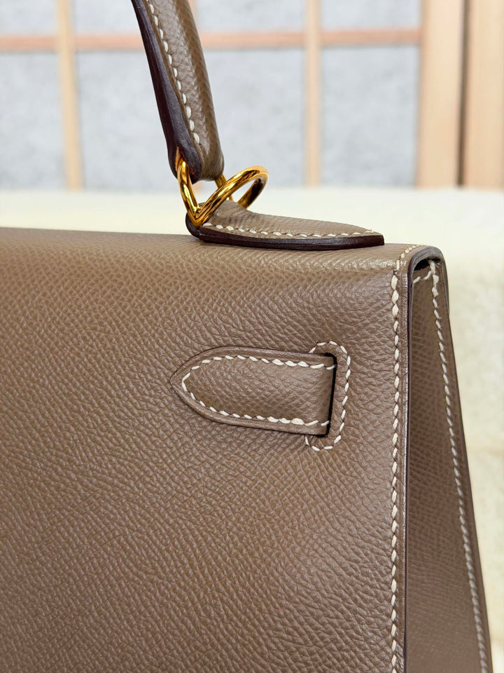 HERMÈS Kelly 28 Etoupe Epsom Sellier GHW Stamp Y 2020