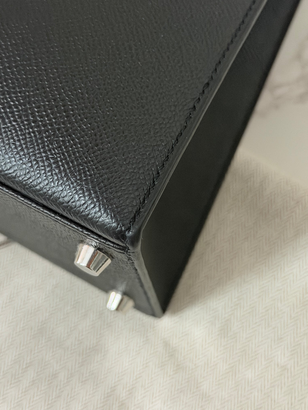 HERMES Black Noir Sellier Epsom Leather PHW Kelly 28 Stamp R 2014