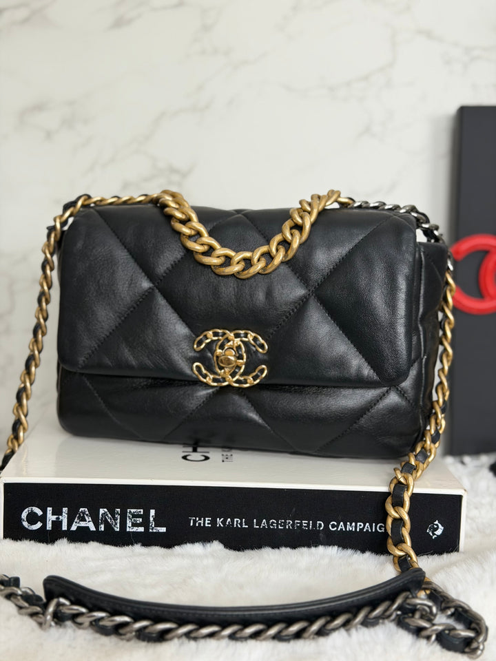 CHANEL series 31 Black Lambskin Mixed HW 19 Flap Bag size SMALL