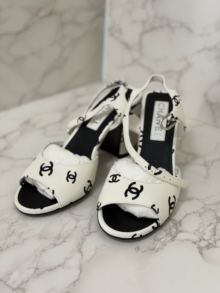 CHANEL 22S collection White and Black CC Runway Shoes size EU 38.5