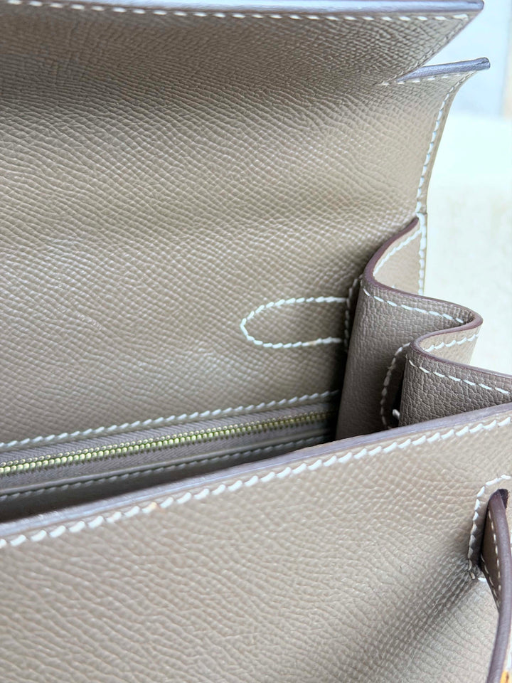 HERMÈS Kelly 28 Etoupe Epsom Sellier GHW Stamp Y 2020