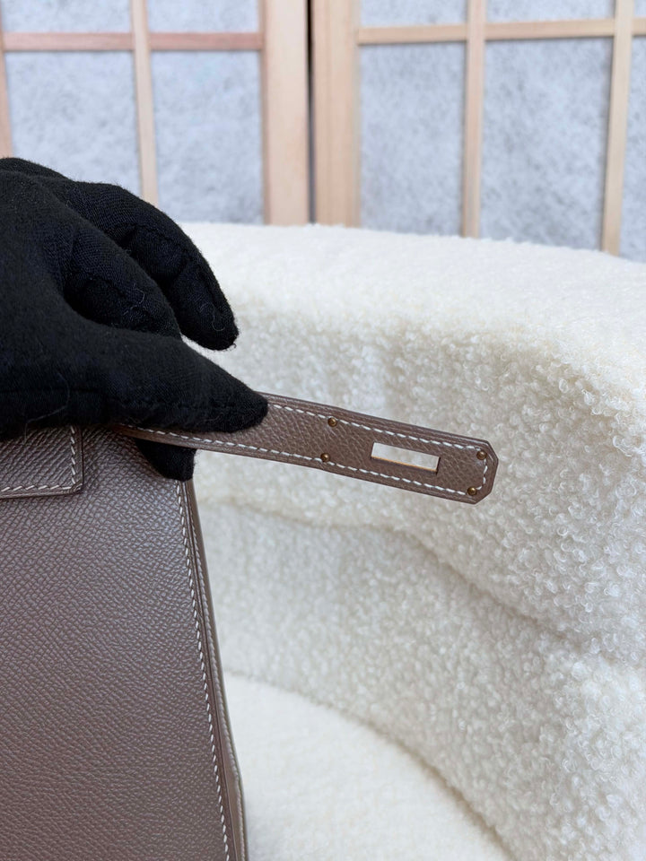 HERMÈS Kelly 28 Etoupe Epsom Sellier GHW Stamp Y 2020