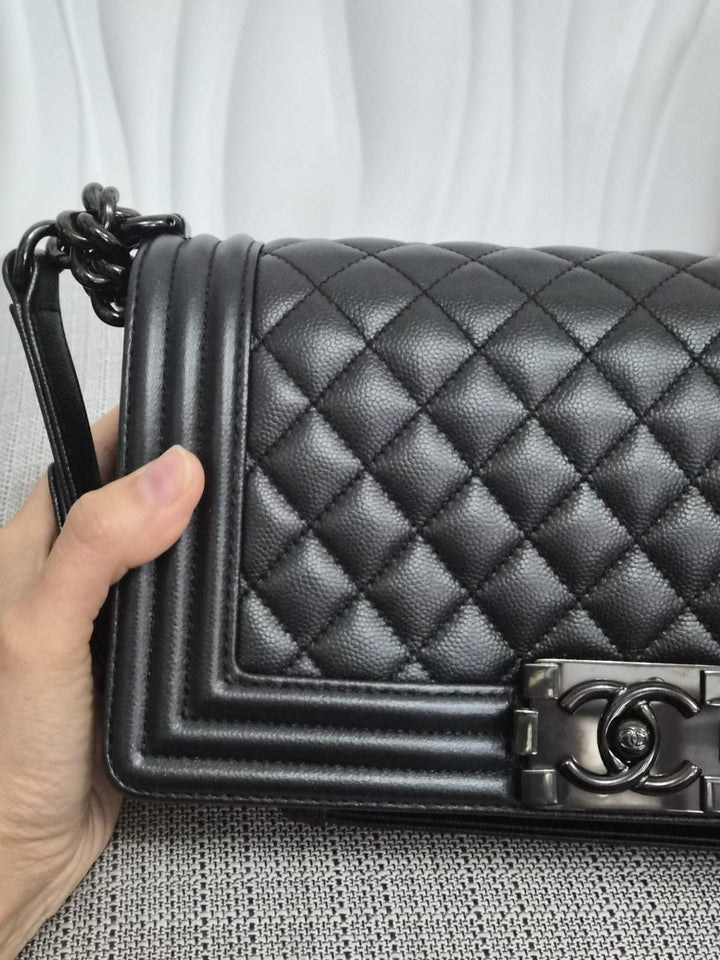 CHANEL Series 25 Black Caviar So Black Hardware Old Medium Le Boy Bag 2017/2018