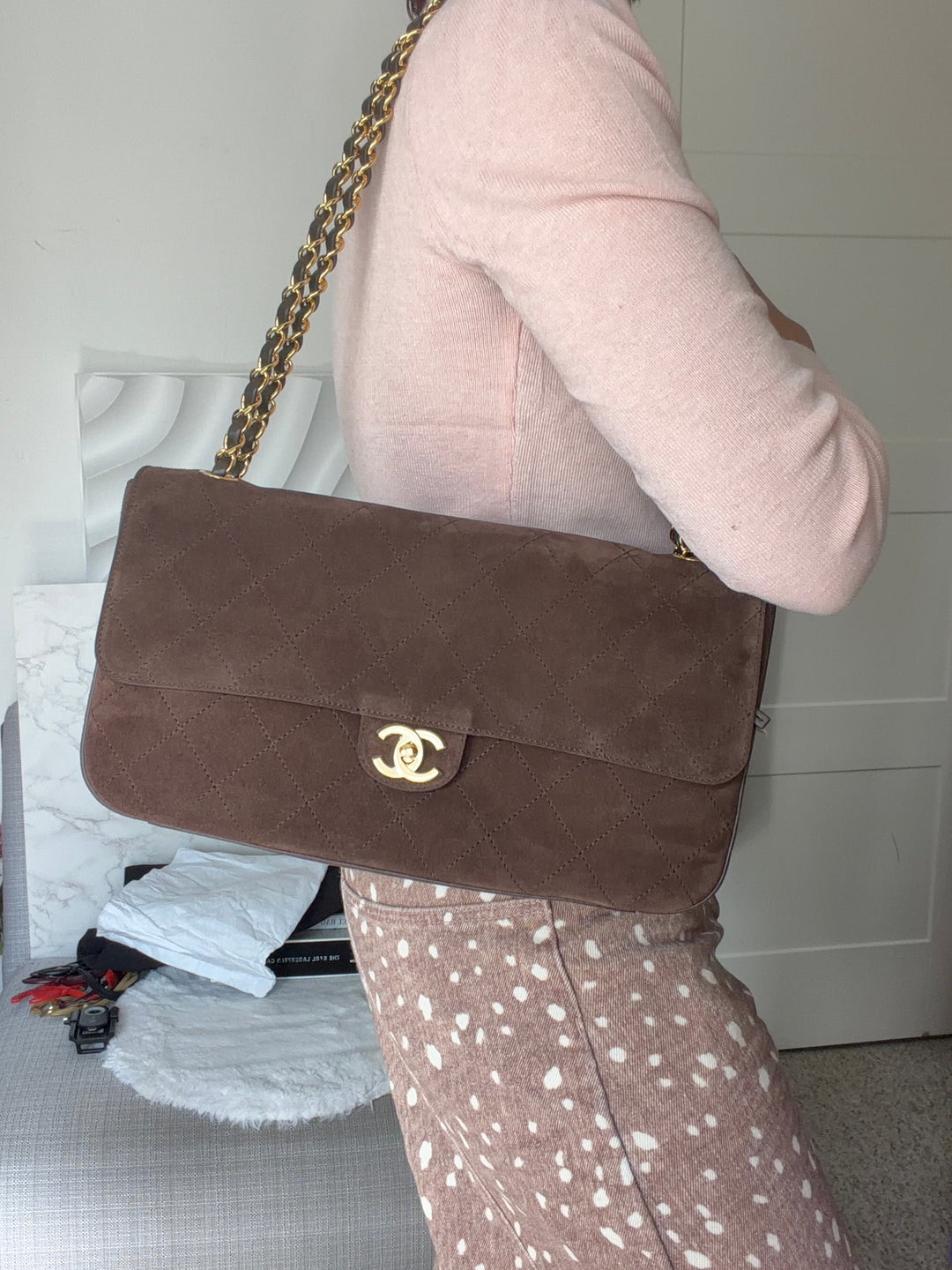 CHANEL 26A Métiers d’art Dark Brown Chocolate Suede Leather LGHW Maxi 32 cms Flap Bag Matthieu Blazy 2026
