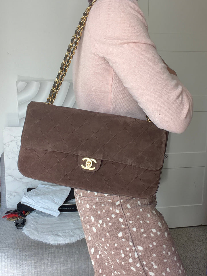 CHANEL 26A Métiers d’art Dark Brown Chocolate Suede Leather LGHW Maxi 32 cms Flap Bag Matthieu Blazy 2026