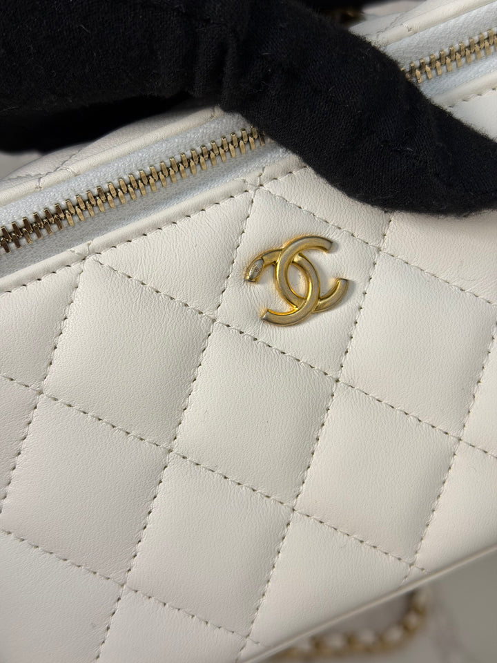 CHANEL series 31 White Lambskin aged GHW Small Vanity Pearl Crush Adjustable Chain 2020/2021