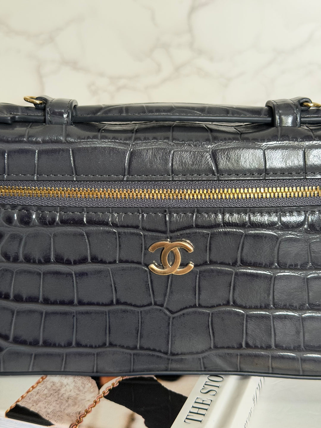 CHANEL Métiers d'art 2026 26A Croc Embossed Dark Grey Calf skin GHW SMALL Long Vanity LP with detachable chain