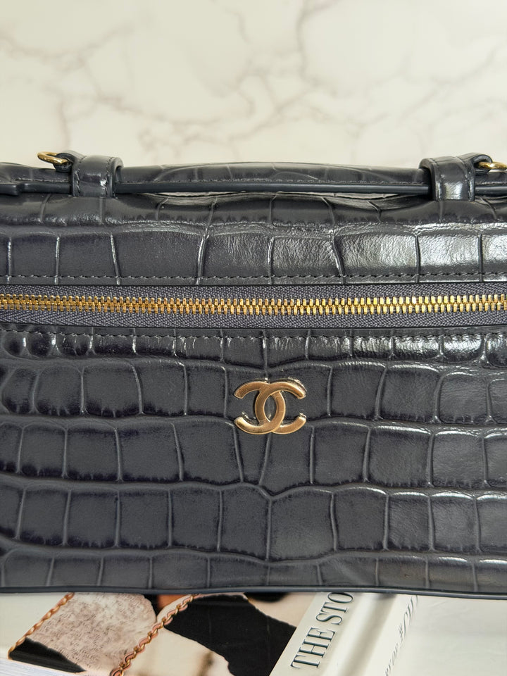 CHANEL Métiers d'art 2026 26A Croc Embossed Dark Grey Calf skin GHW SMALL Long Vanity LP with detachable chain