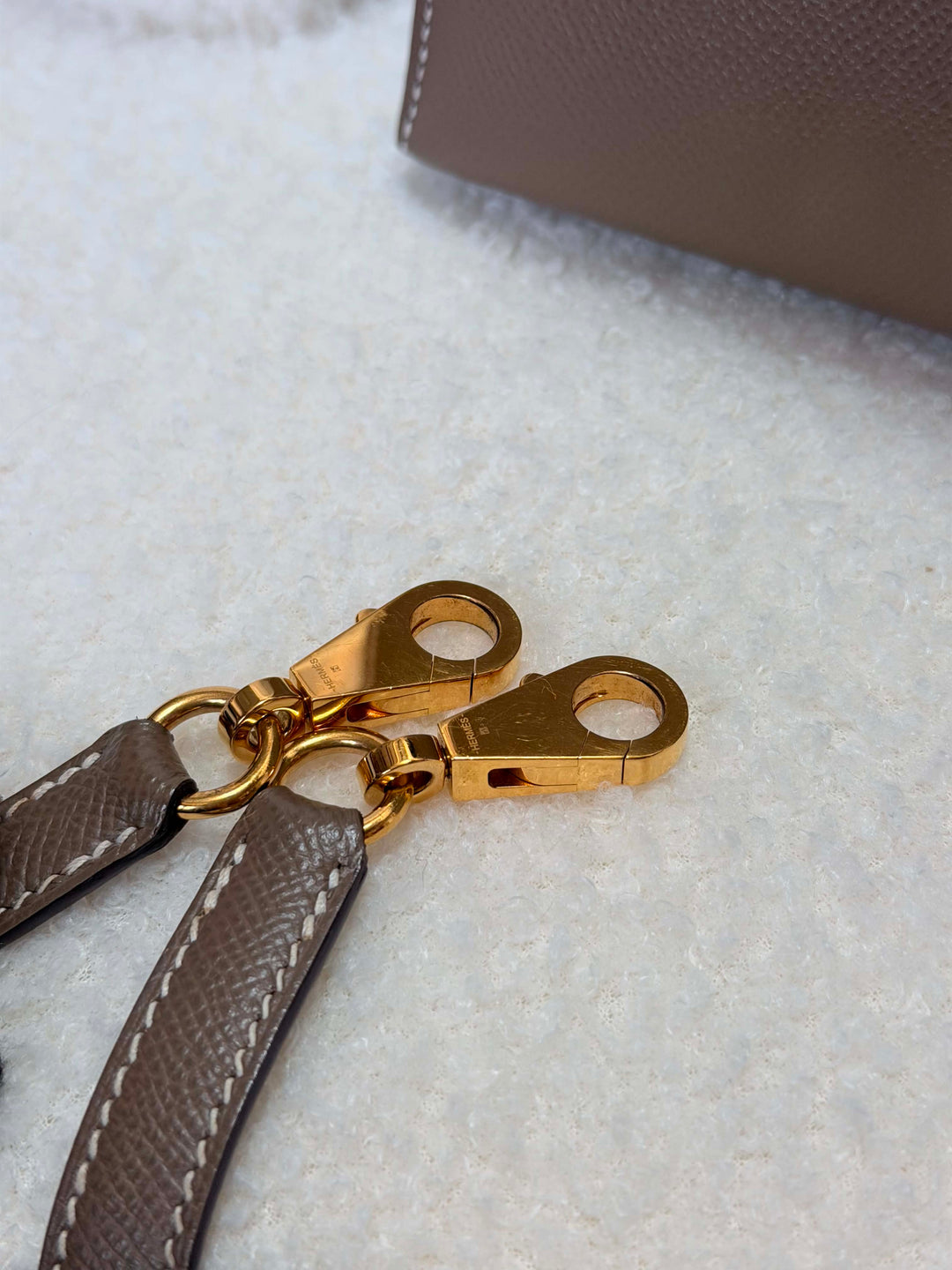 HERMÈS Kelly 28 Etoupe Epsom Sellier GHW Stamp Y 2020