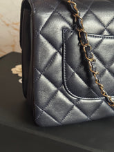 Load image into Gallery viewer, Chanel series 28 2018/2019 Navy Lambskin Champagne GHW Trendy CC Flap Bag size Small with Detachable Strap

