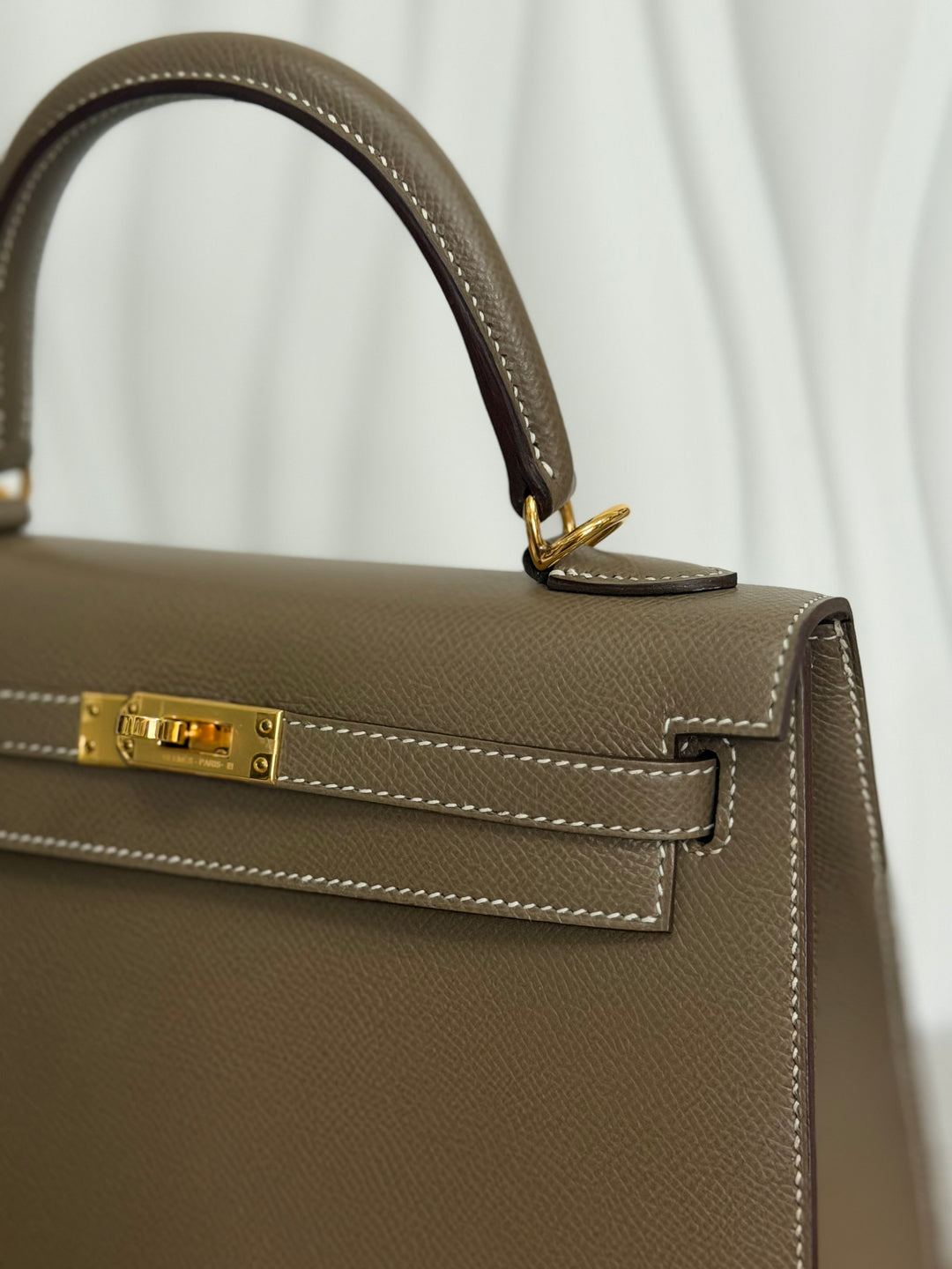 HERMÈS Kelly 25 Etoupe Epsom Leather Sellier GHW Stamp Z 2021 Pristine