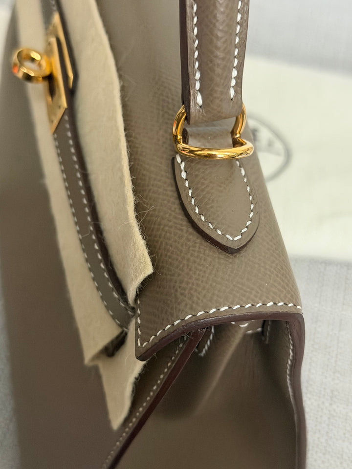 HERMÈS Kelly 25 Etoupe Epsom Leather Sellier GHW Stamp Z 2021 Pristine