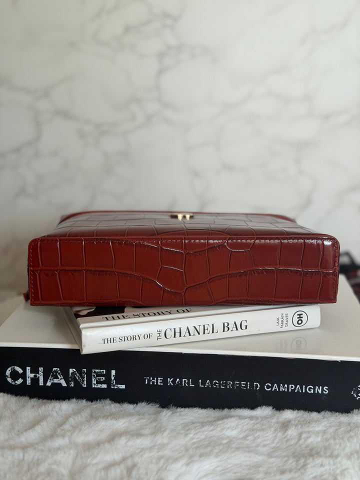 CHANEL 26B Croc Embossed Burgundy Calf Skin LP Long Vanity size Medium 23 cms 2026 Matthieu Blazy