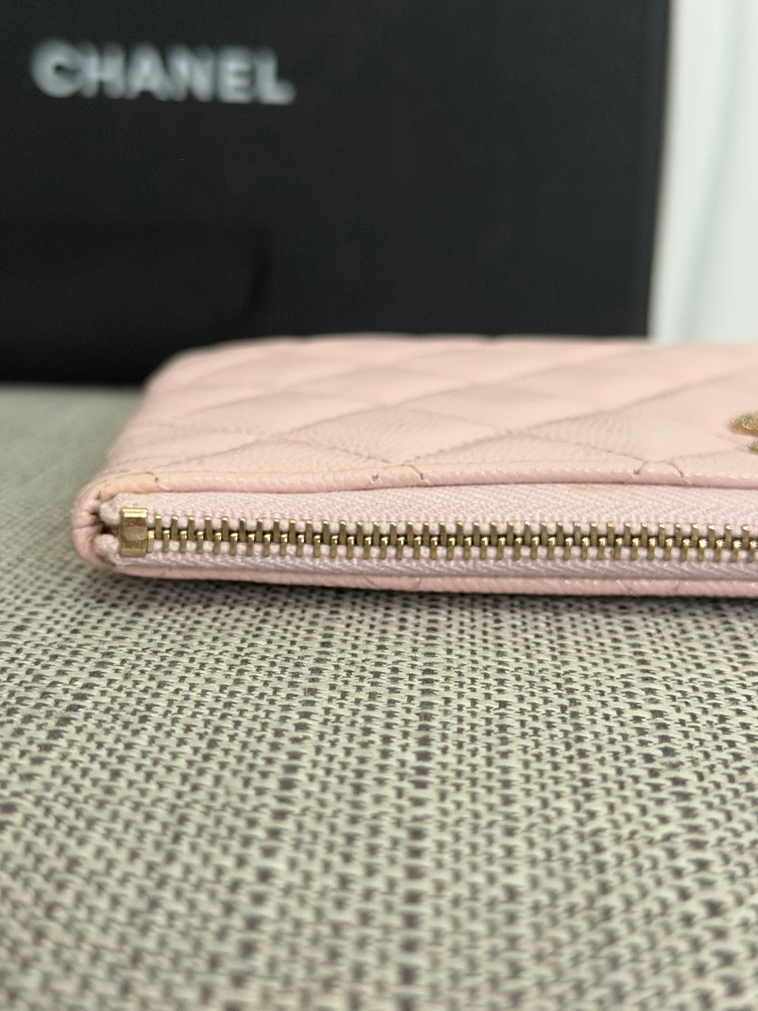 CHANEL series 32 Pink Caviar Crystal CC LGHW Small O Case Pouch