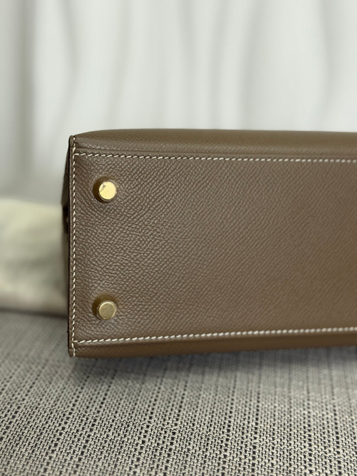 HERMÈS Kelly 25 Etoupe Epsom Leather Sellier GHW Stamp Z 2021 Pristine