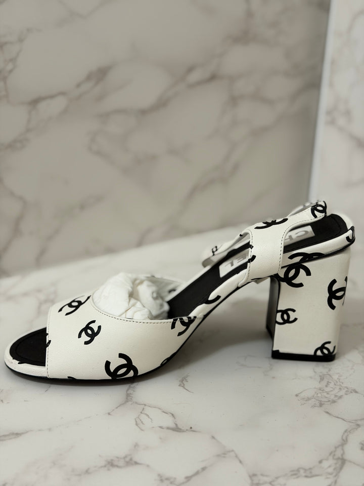 CHANEL 22S collection White and Black CC Runway Shoes size EU 38.5